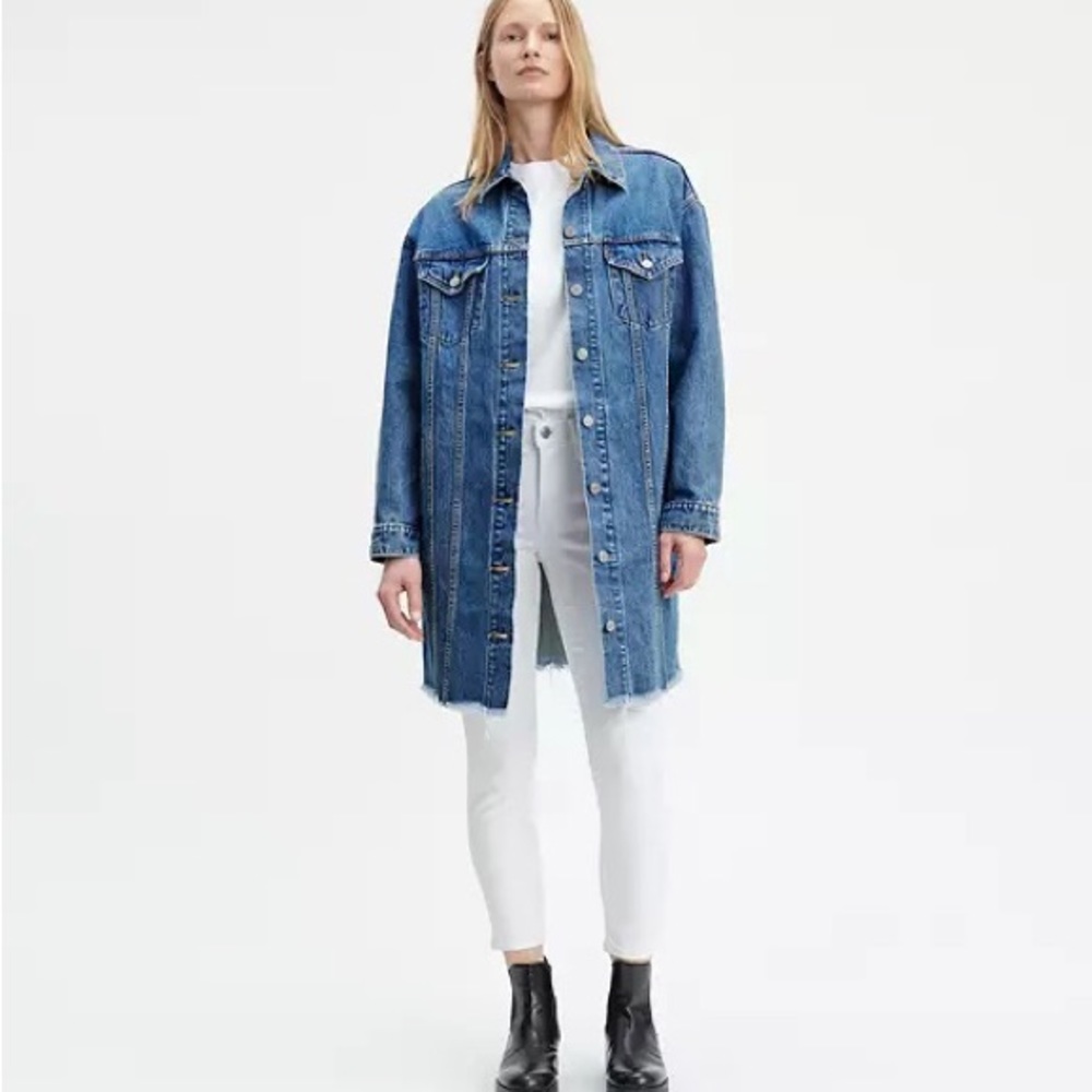 NWOT - Levi’s Long Trucker Jacket. Size S